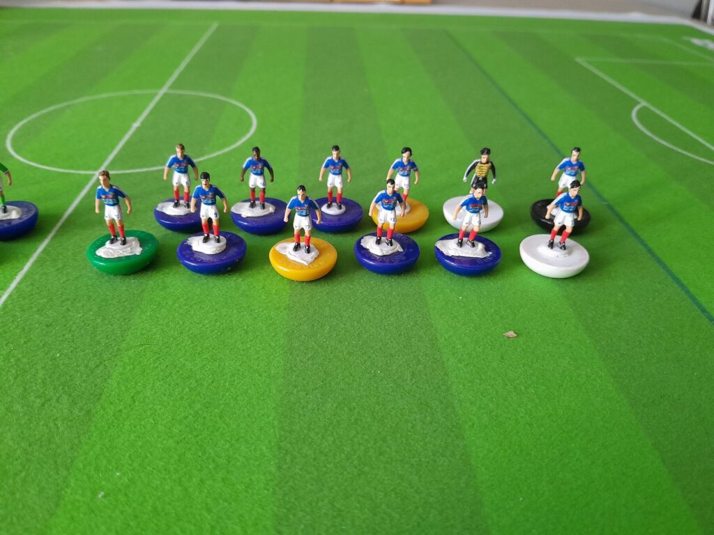 Bleu et blanc sur pelouse